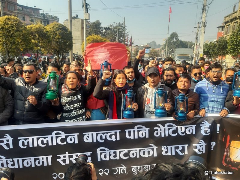 ओली सरकारविरुद्ध दिउँसै लालटिन बालेर प्रदर्शन