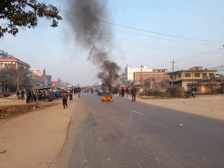 प्रदेश २ मा आम हड्तालको प्रभाव– सडकमा टायर बालेर प्रदर्शन
