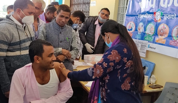 औरहीका अधिकृत यादवले आफैंबाट सुरुवात गरे खोप अभियान