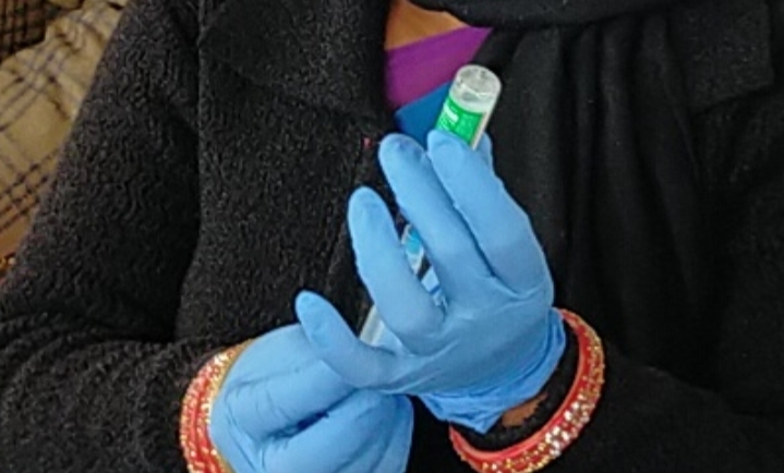 पत्रकार र कुटनीतिक नियोगका कर्मचारीलाई भोलिदेखि खोप लगाइने