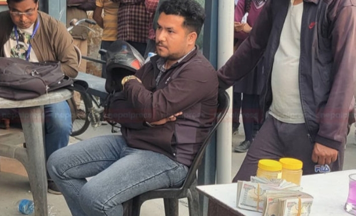 औषधि व्यवस्था विभाग विराटनगरका अधिकृत २ लाख घुससहित पक्राउ