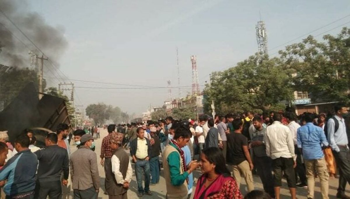 बसको ठक्करबाट महिलाको मृत्यु : लम्की तानावग्रस्त, प्रहरीद्वारा हवाइफायर