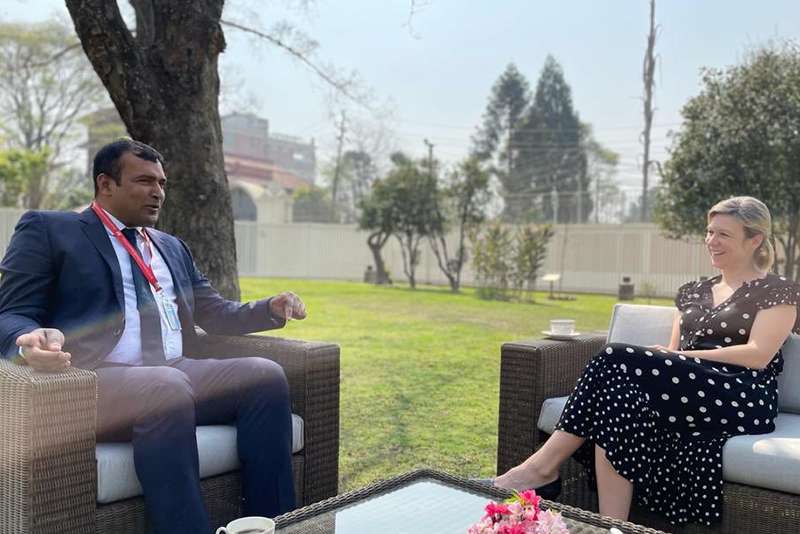 नेपाली खाना विश्वभर चिनाएका सिरहाका सन्तोषलाई बेलायती राजदूतको बधाई