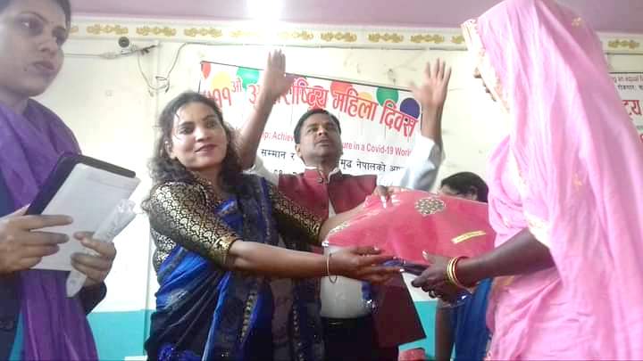विपन्न महिलालाई साडी, सेनेटरी प्याड र मास्क वितरण