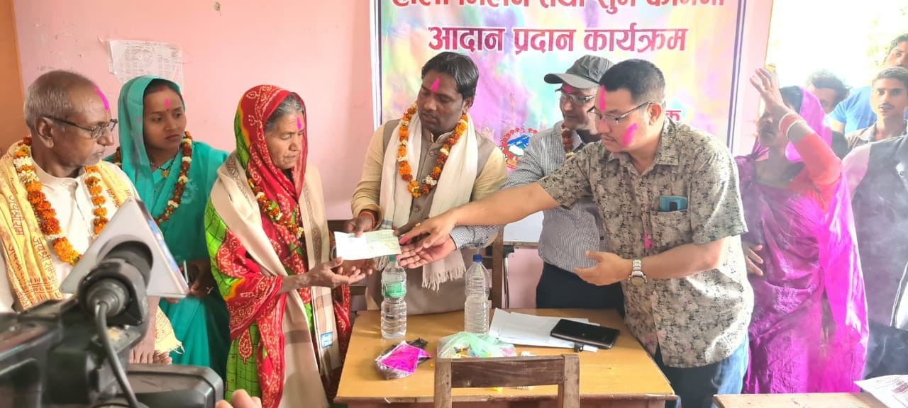 हँसपुरका मेयर मण्डलद्वारा मधेसका शहिद परिवारलाई ५० हजार सहयोग