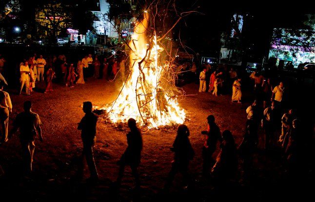 होली किन मनाइन्छ ? होलिका आगोमा भष्म भएको यस्तो छ कथा