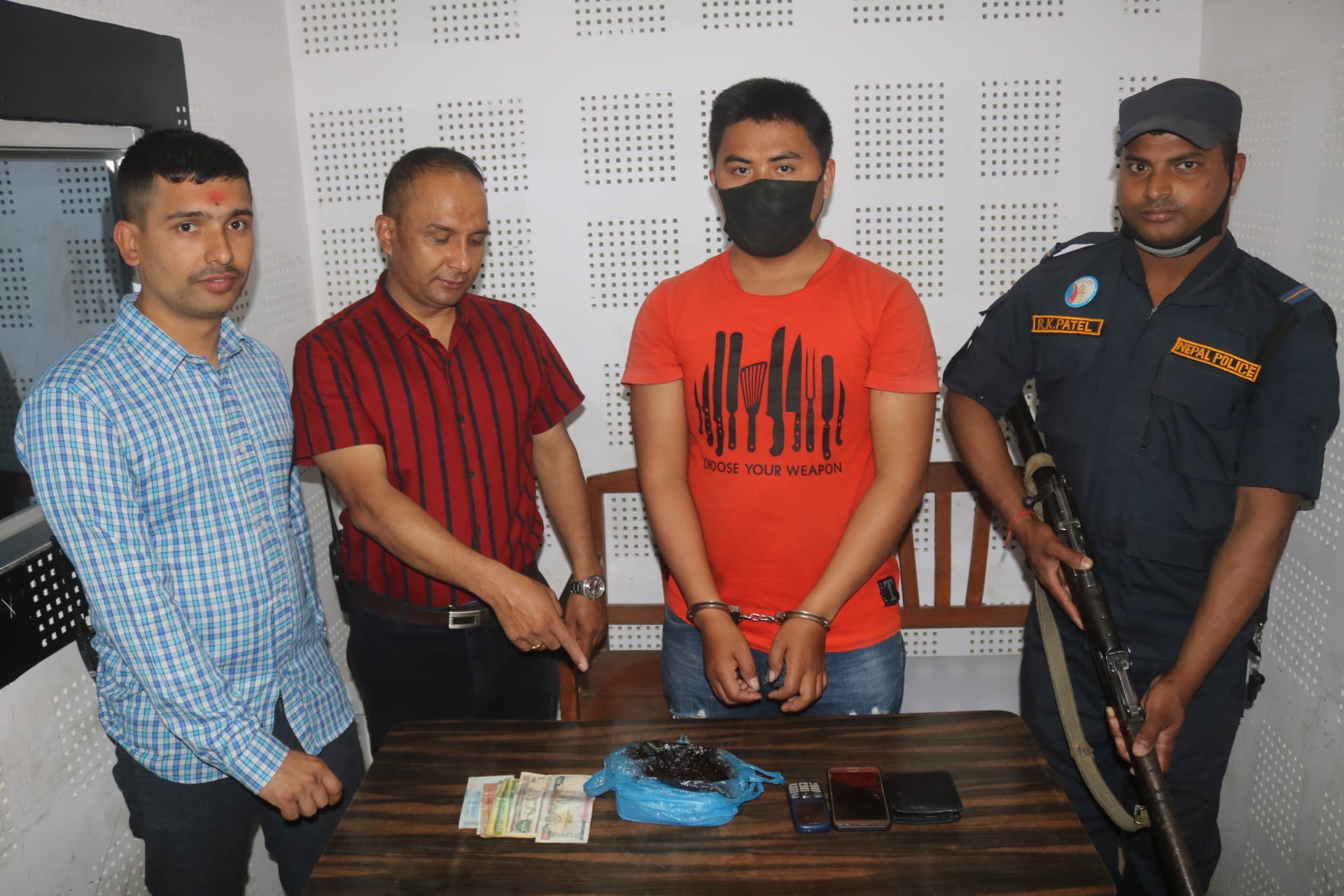एक किलो अफिमसहित बाराबाट एक युवक पक्राउ
