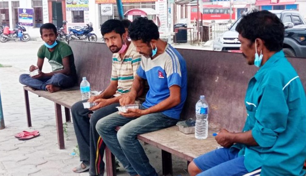 महामारीमा मानवताको उदाहरण : संक्रमित र कुरुवालाई २० रुपैयाँमै खाना