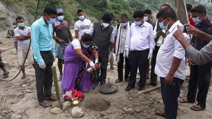 सिरहाको सर्रे खोलामा १ करोड ७ लाखमा झोलुङ्गे पुल बन्दै, मेयर चौधरीद्वारा शिलान्यास