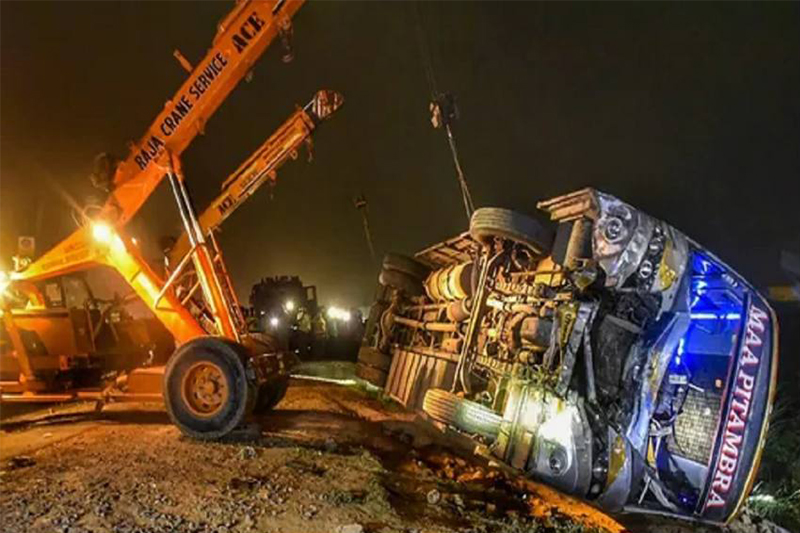 उत्तर प्रदेशमा भयानक सडक दुर्घटना, १७ जनाको मत्यु