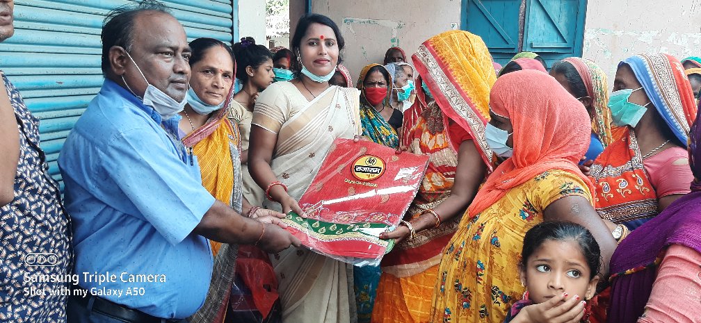 जसपा नेतृ विद्रोहीले बाँडिन् १०१ दलित महिलालाई साडी