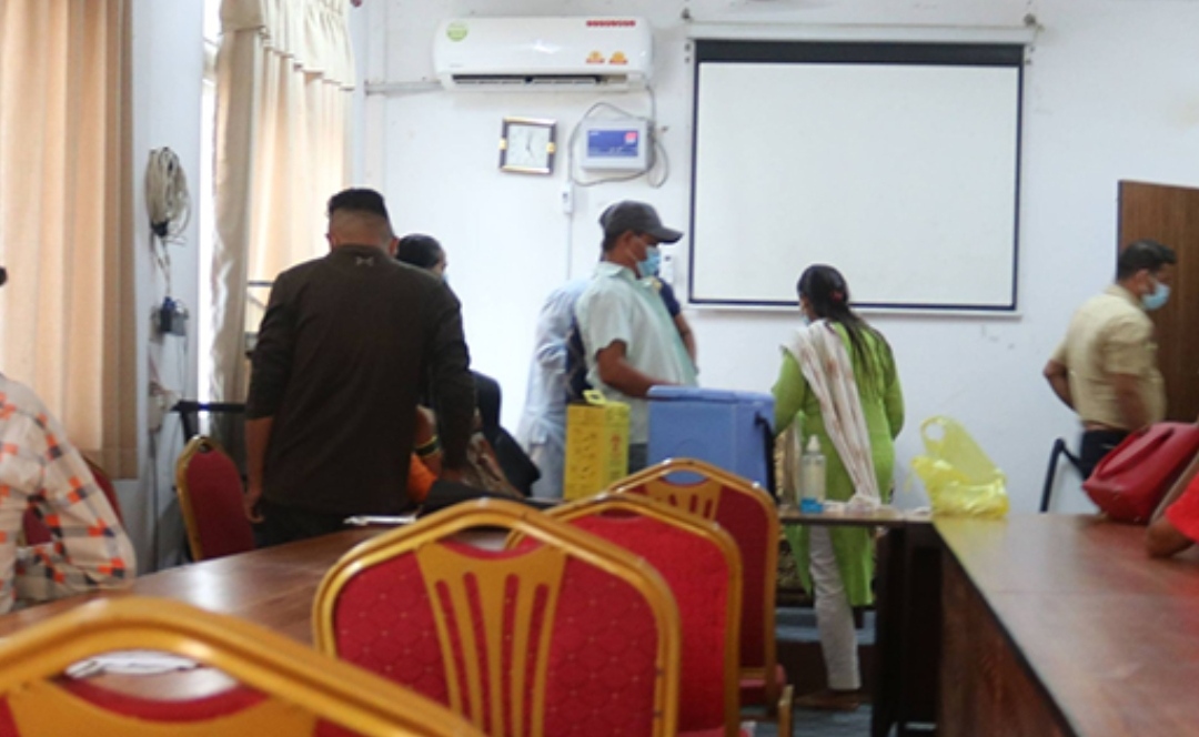 मन्त्रालयमै आसेपासेलाई खोप, पत्रकार पुगेपछि भागाभाग !