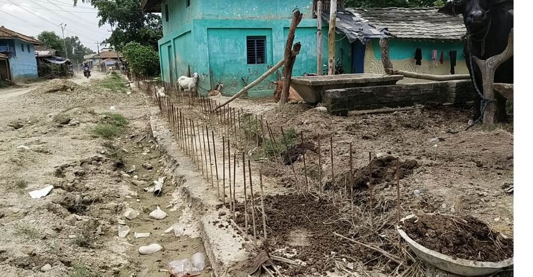 सबैलामा बस्ती नै डुबाउने खालको नाला निर्माण, जनता आक्रोशित