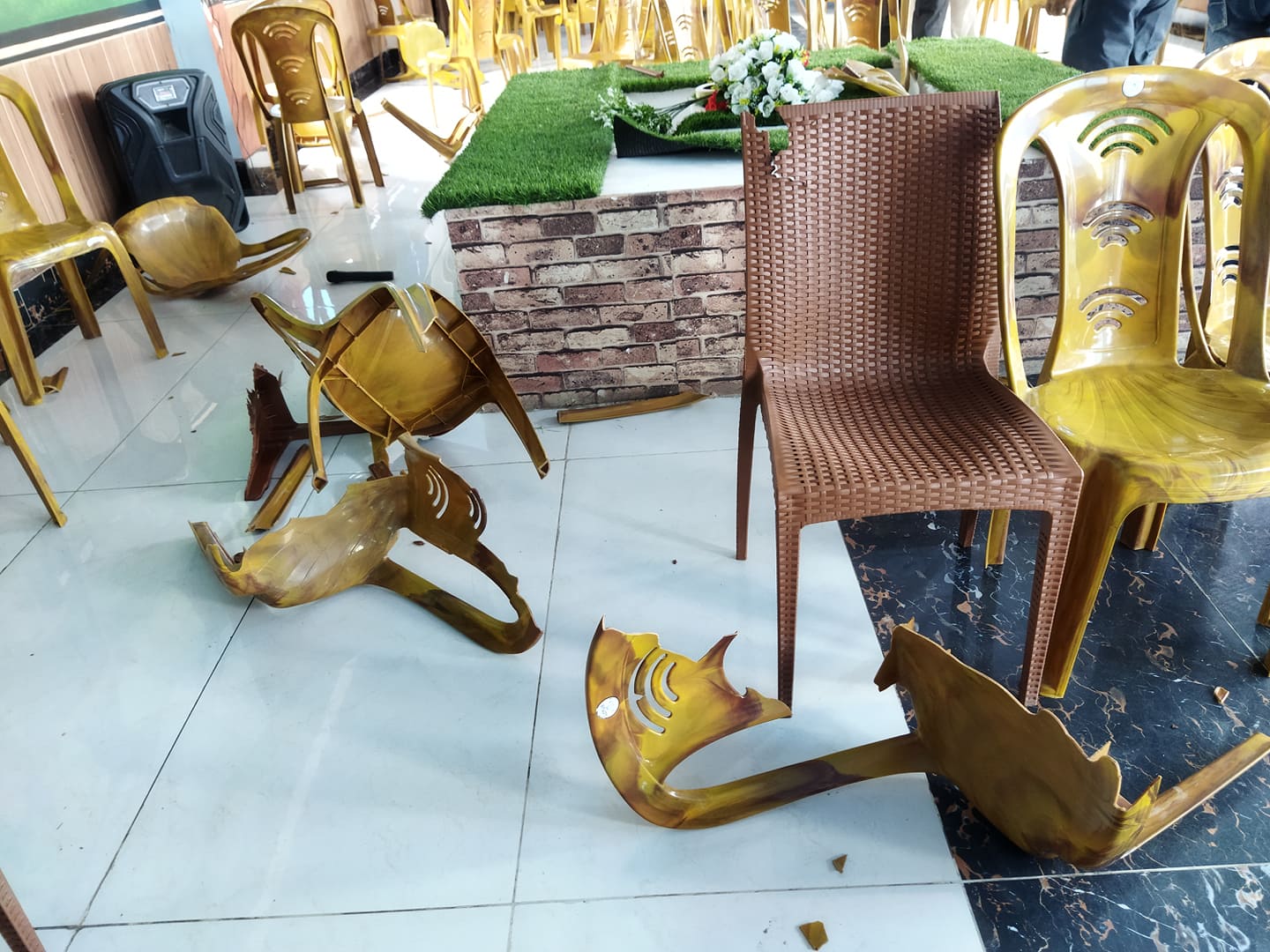 एमाले विस्तारित बैठकस्थलमा तोडफोड, माधव समूहमाथि आरोप