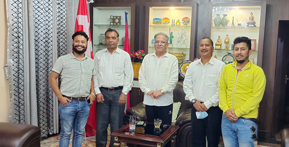 प्रचण्डसँग भेटे विप्लव, पूर्व माओवादीहरु मिल्नुपर्ने प्रस्ताव