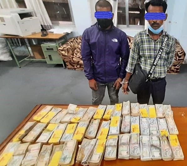 ३१ लाख ९० हजार रुपैयाँसहित यि दुई युवक प्रहरी फन्दामा परे