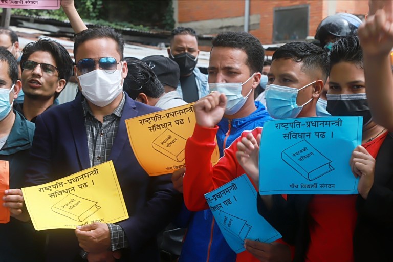 विपक्षी गठबन्धनका विद्यार्थीको विरोध प्रदर्शन- ‘राष्ट्रपति-प्रधानमन्त्री संविधान पढ’