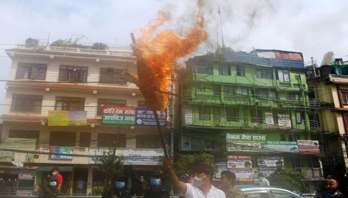 युवा संघले माधव नेपालको पुत्ला जलायो