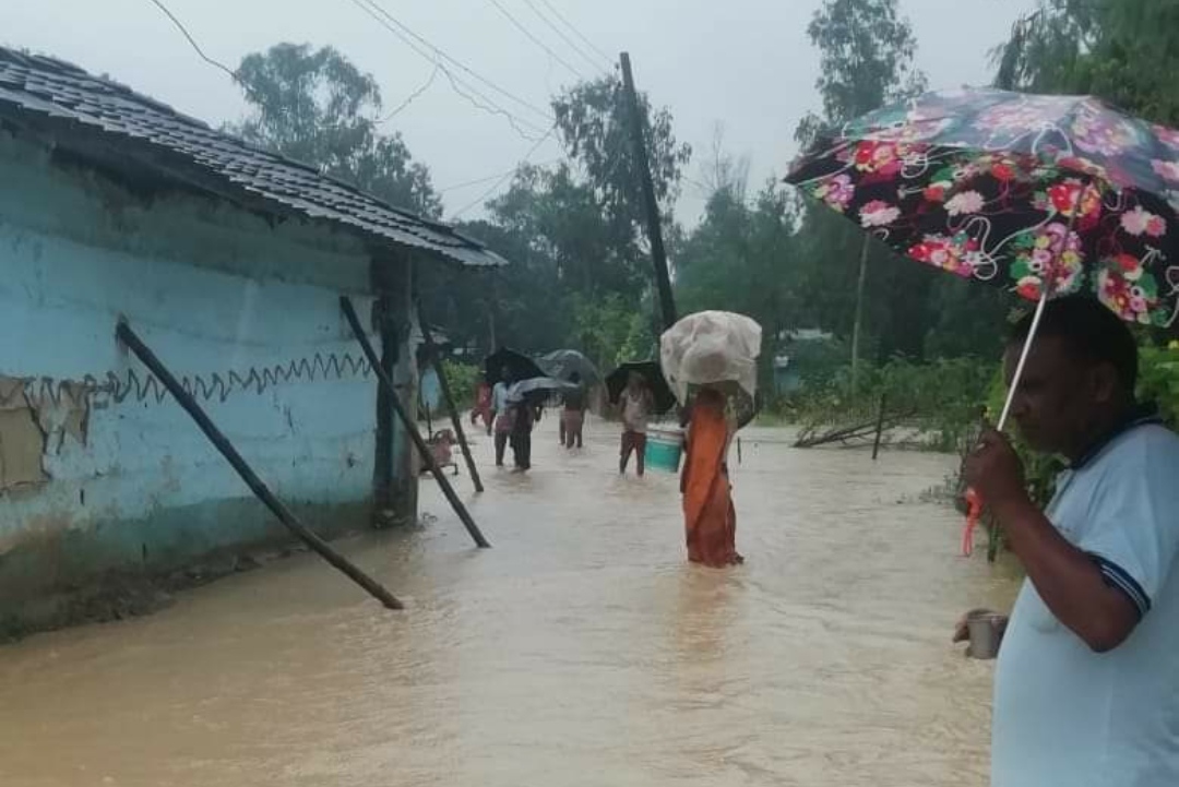 महोत्तरीमा रातो नदीको बाढीले तटबन्ध बगायो, सयौं घर डुबानमा