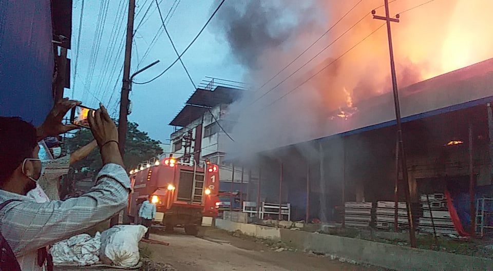 बालाजु औद्योगिक क्षेत्रमा भयानक आगलगी, राति २ बजेदेखि नै नियन्त्रणको प्रयास