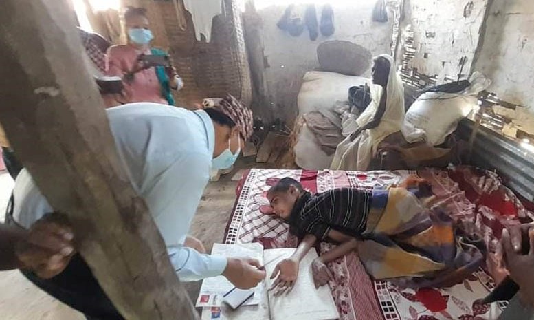 सप्तरीका सिडिओ अपाङ्ग मण्डलको घरमै पुगेर दिए नागरिकता