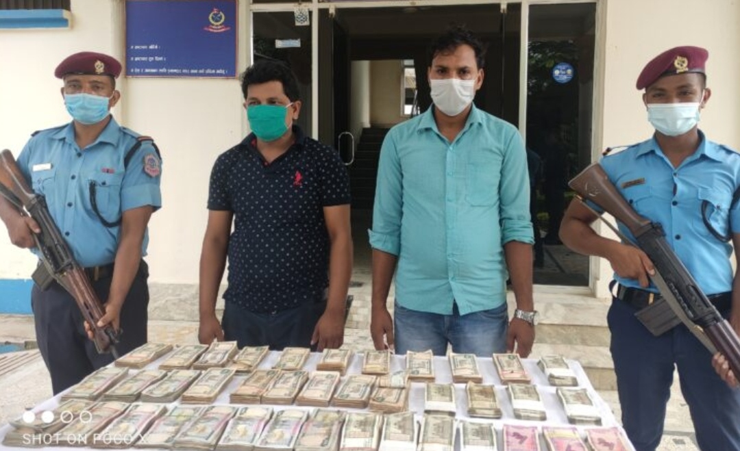 भारु ९ लाख रुपैयाँ बोकेका २ जना पक्राउ