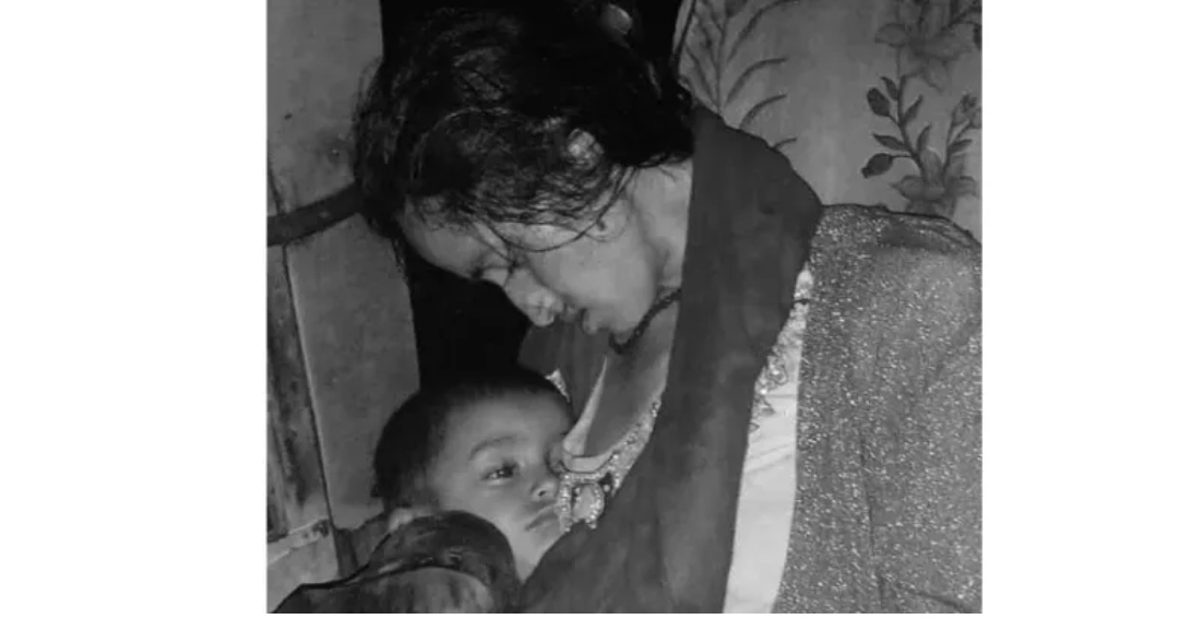 बसमै आमाको मृत्युपछि दुधे बालकलाई काखमा राखिदिएको हृदयविदारक तस्बिर