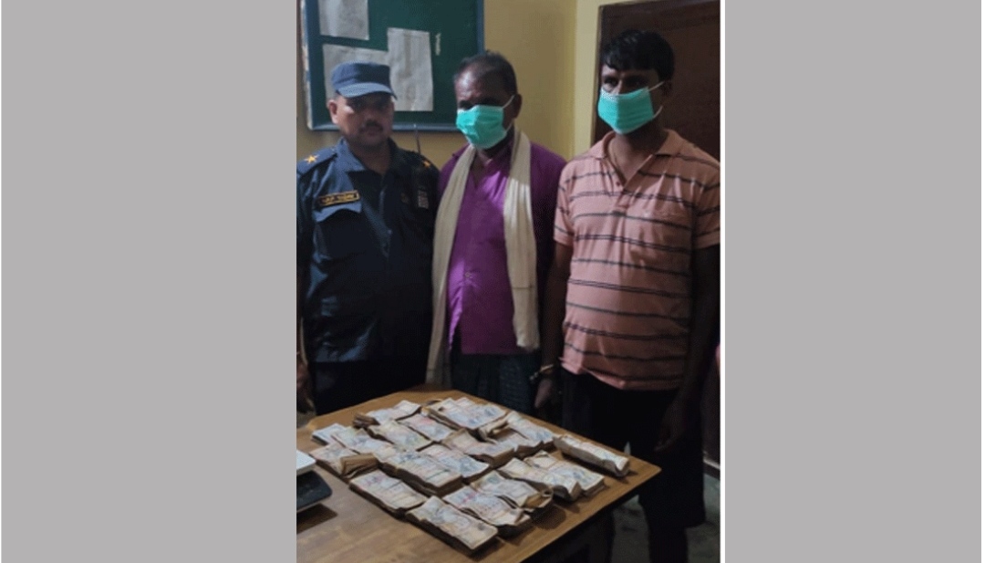 वीरगञ्ज : स्रोत नखुलेको साढे १० लाख रुपैयाँसहित २ जना पक्राउ