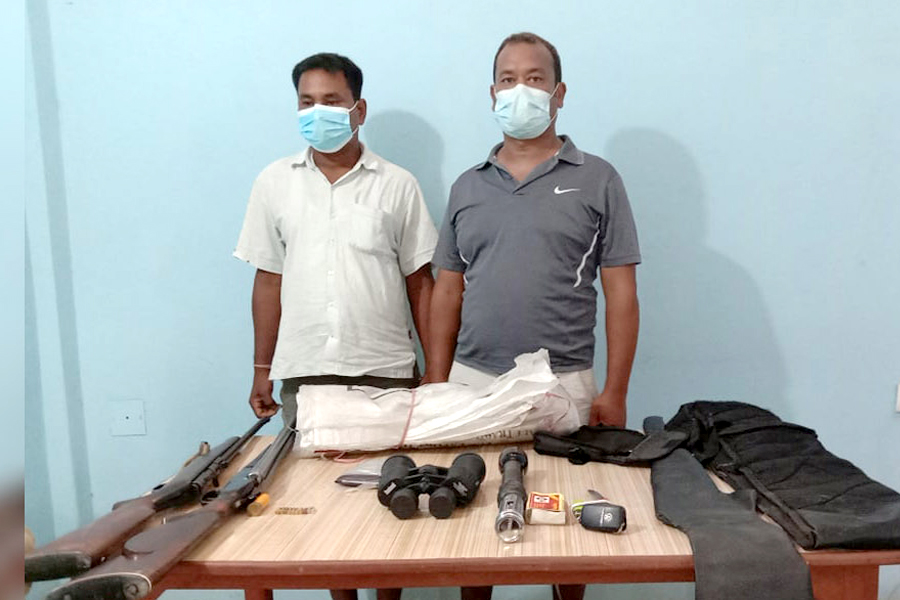 बन्दुकसहित वडाध्यक्ष चौधरी पक्राउ