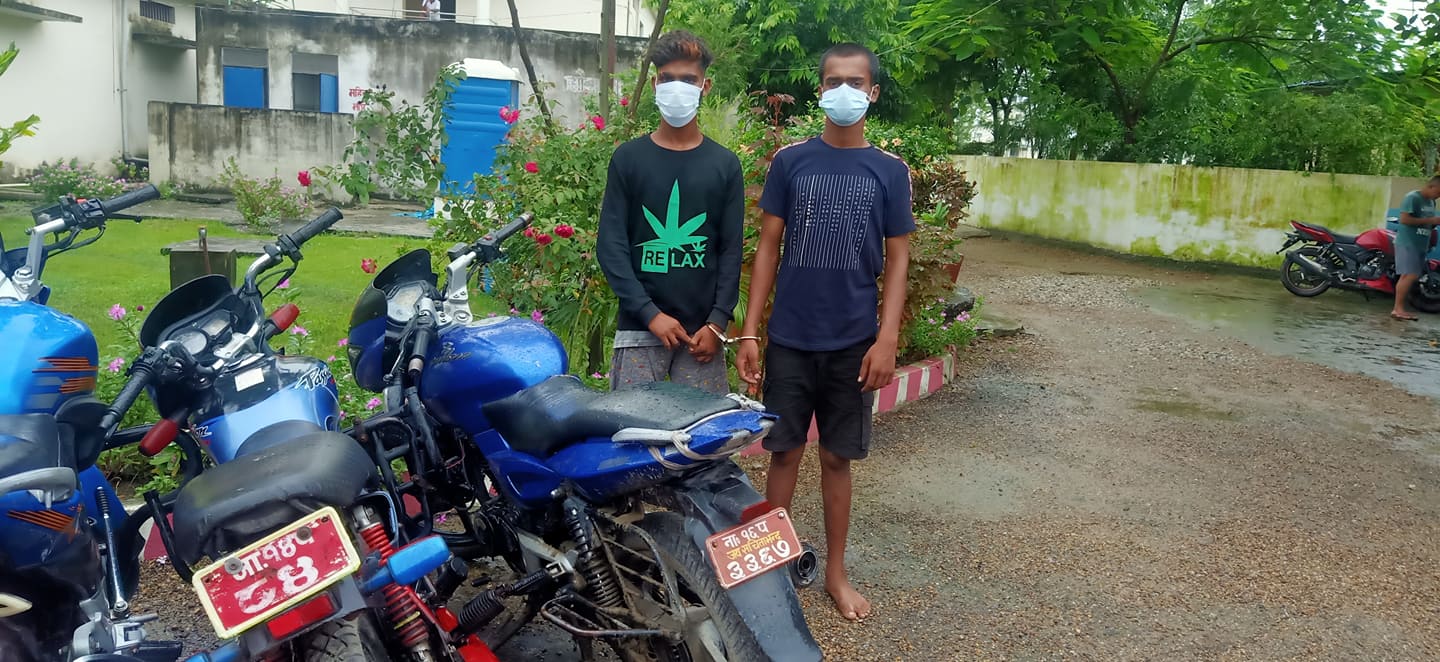 पर्सामा चोरीका चार मोटरसाइकल सहित दुई युवक पक्राउ