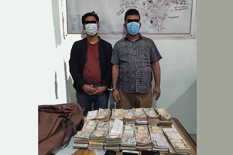 स्रोत नखुलेको ३० लाख रुपैयाँ सहित दुई जना पक्राउ