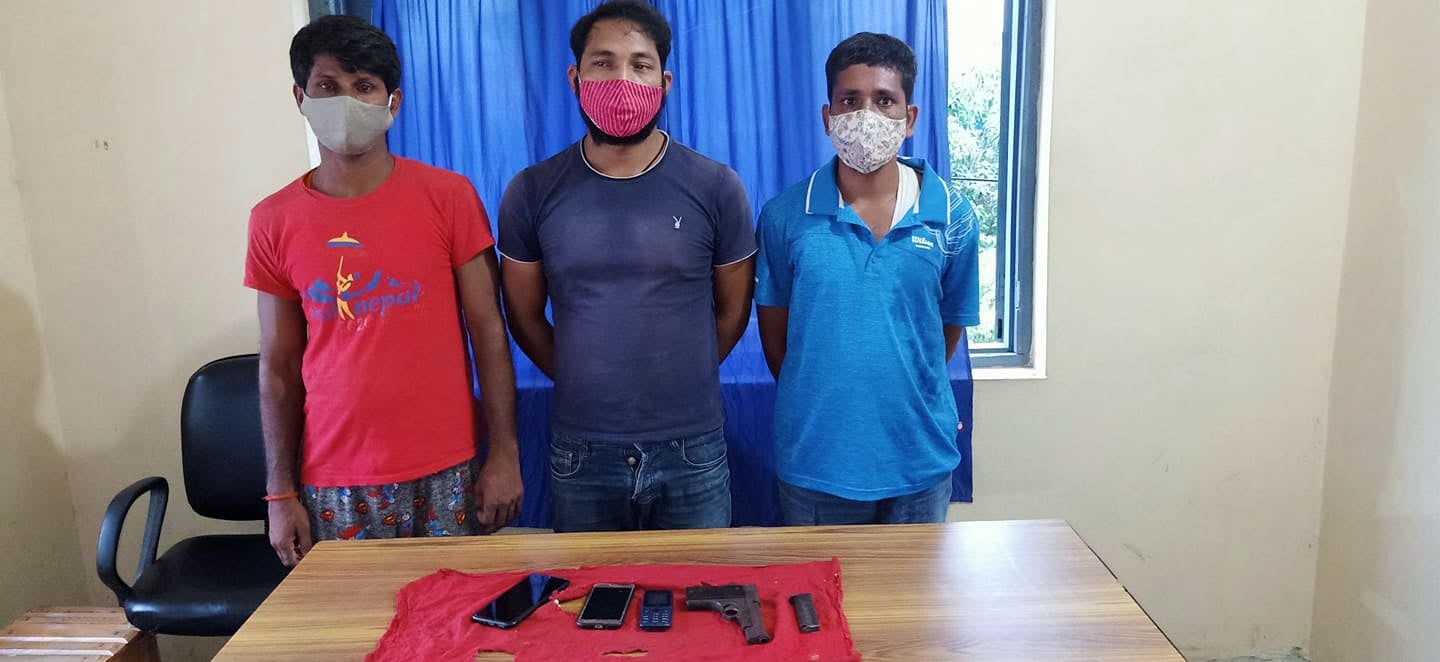 प्रदेश २ : पेस्तोल खरिद विक्री गरिरहेकै बेला प्रहरीको छापा, तीन जना पक्राउ