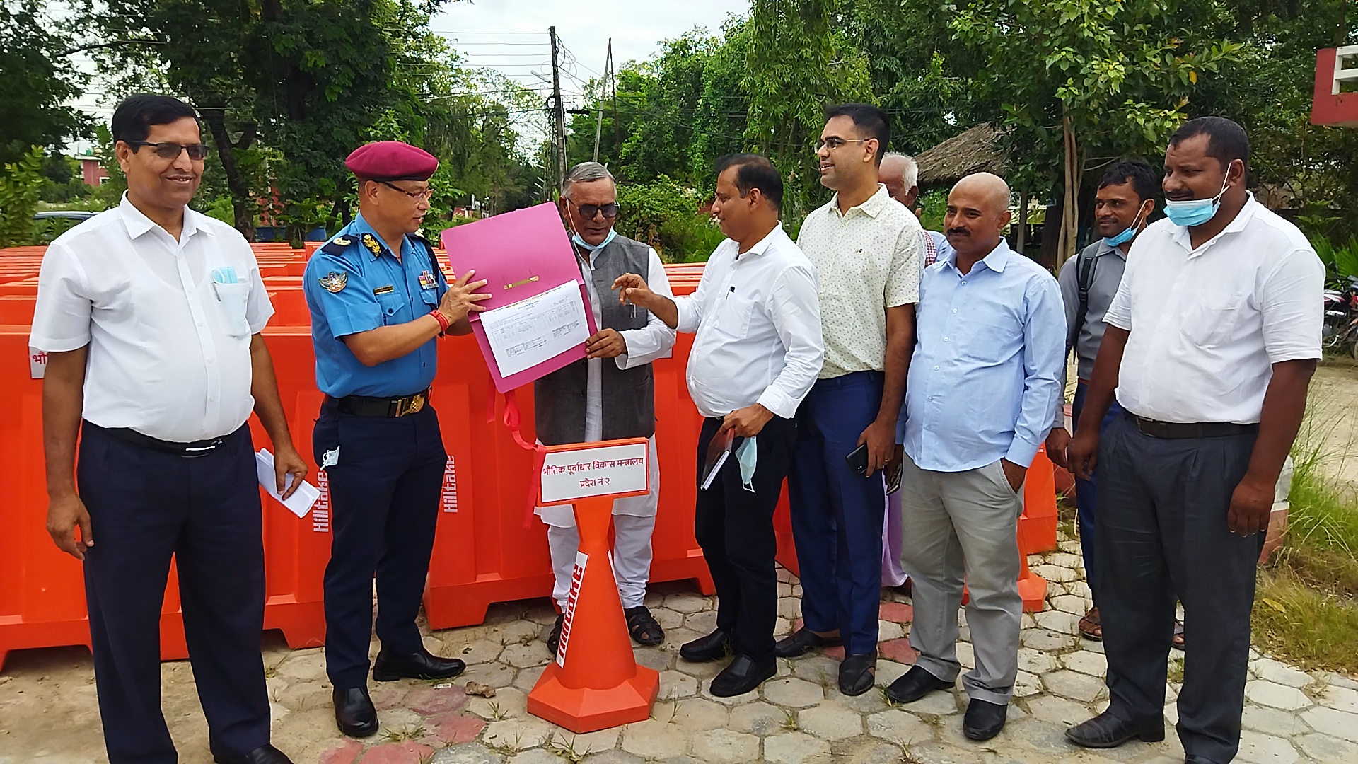 दुर्घटना घटाउन मन्त्री यादवद्वारा प्रहरीलाई रोड डिभाइडर हस्तान्तरण