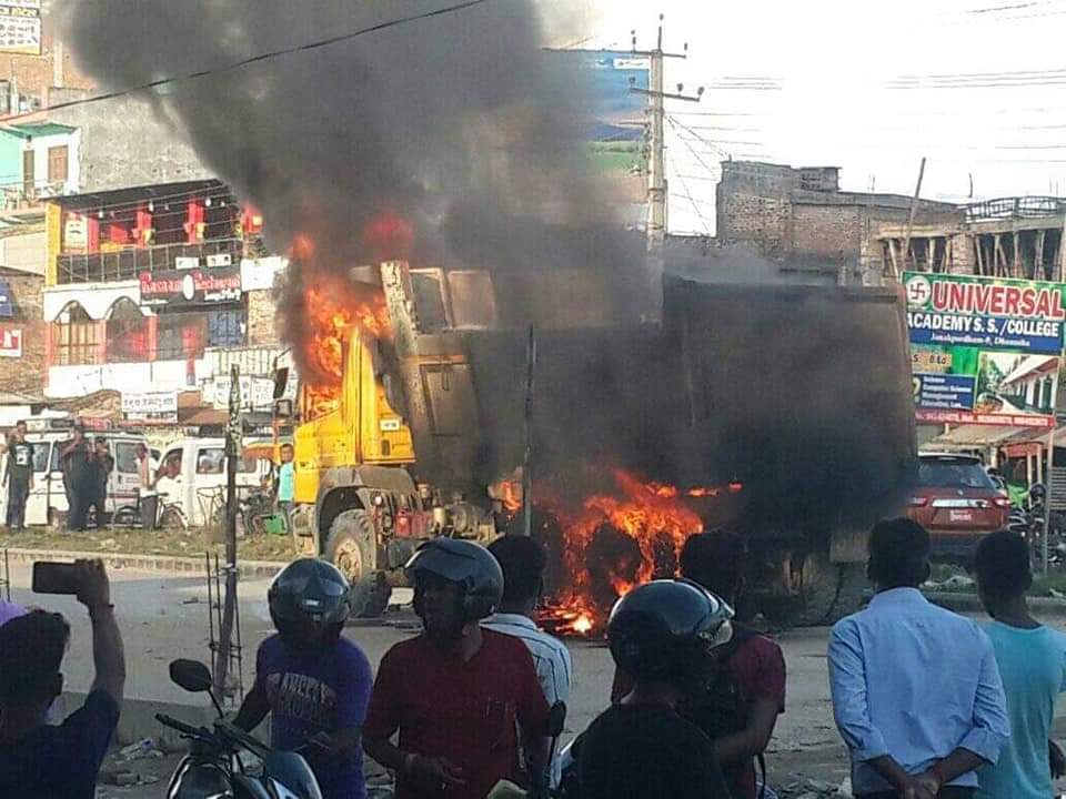 Breaking- जनकपुरमा टिपरको ठक्करबाट एक जनाको मृत्यू, स्थानीयले लगाए आगो