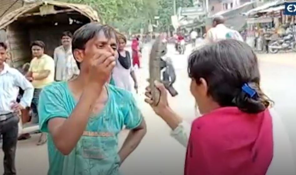 युवतीले जब यि युवकलाई चप्पलले कुट्न थाले….