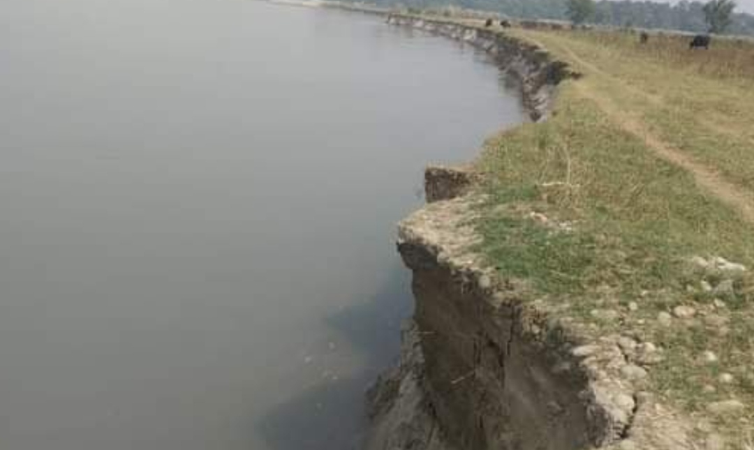 बलान नदीले सिरहातर्फ जग्गा कटान गर्न थाले, स्थानीय त्रसित