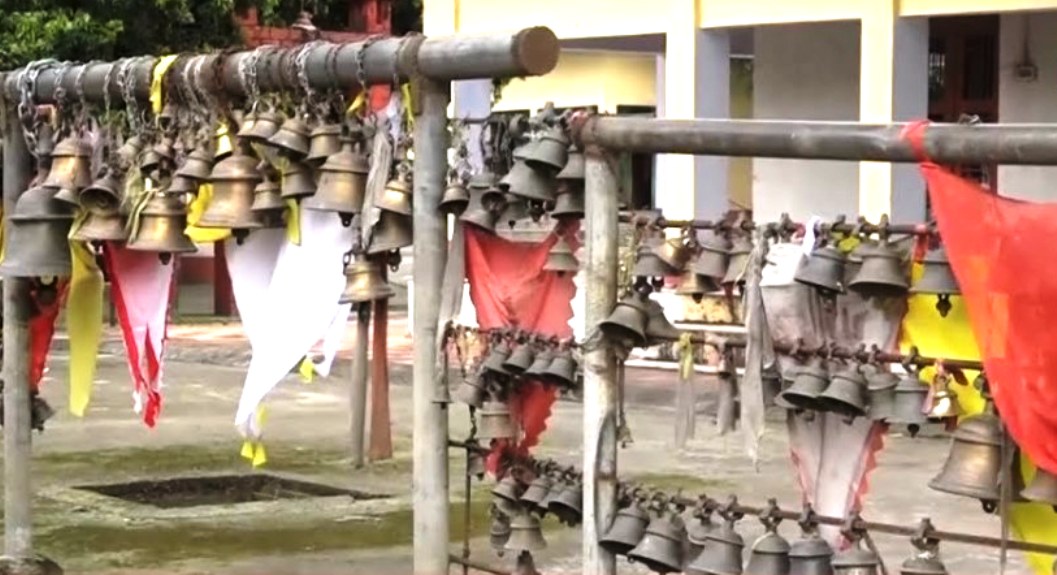 भक्तजनले मन्दिरमा चढाइएका घण्टहरु कवाडमा बेचेपछि…