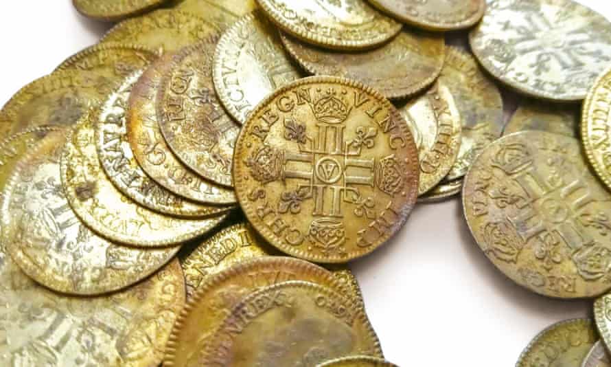 फ्रान्समा भेटिएका २३५ सुनका सिक्का १४ करोड बढीमा लिलाम