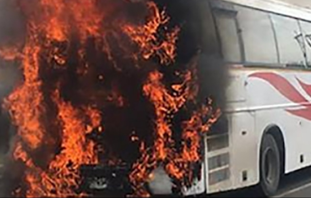 गुडिरहेको बसमा जब आगो लाग्यो…