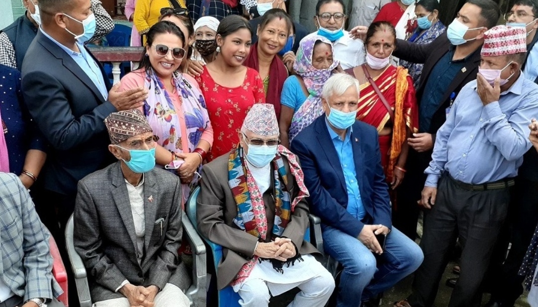 झापा पुगेका ओलीलाई बुबा मोहनको आशिर्वाद : फेरि प्रधानमन्त्री बन्‍नु
