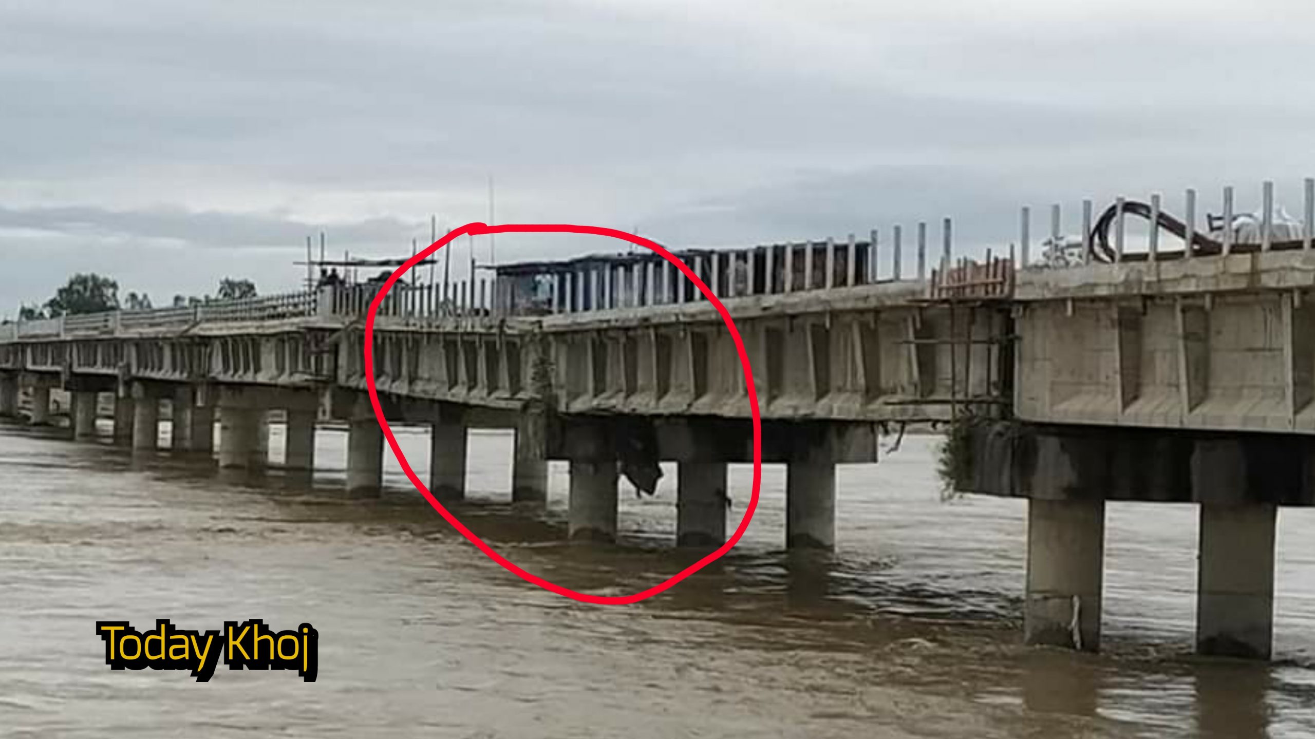 सिरहा- धनुषा जोड्ने कमला नदी पुलको अर्को पिलर पनि भासियो
