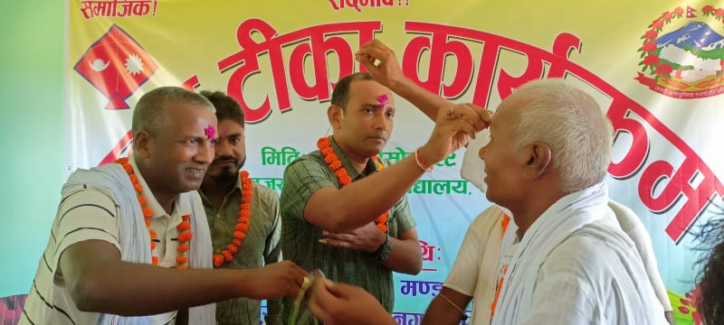 धनुषामा हिन्दू र मुस्मिलले एकापसमा टीका लगाएर दशैं मनाए