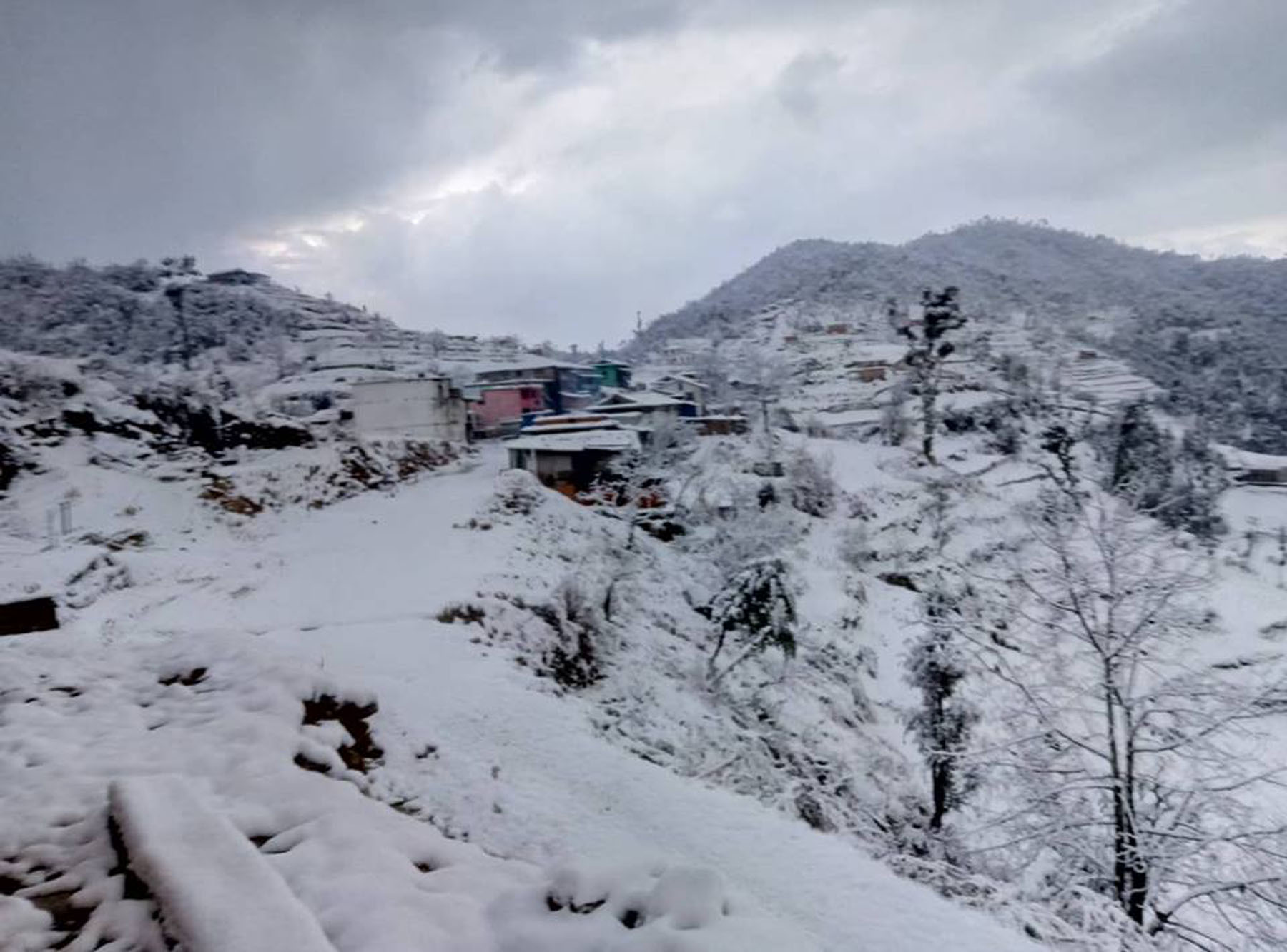 भारतमा हिउँमा फसेर १२ पदयात्रीको मृत्यु