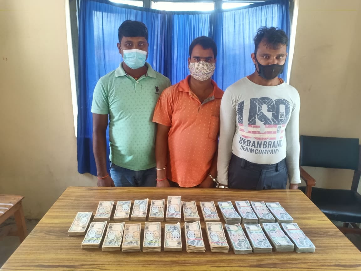 Breaking- पर्सामा तीन हुण्डी कारोबारी पक्राउ, साढे १५ लाख रुपैयाँ बरामद