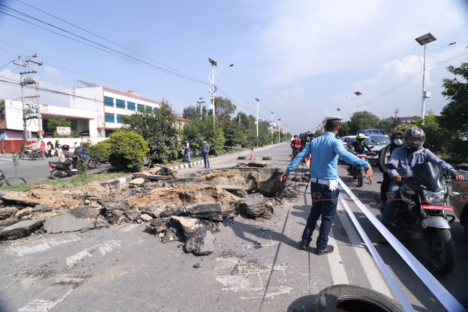 काठमाडौंको सडकमा भ्वाङ