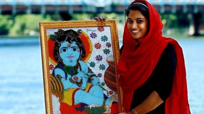हिन्दू देवता कृष्णको चित्र बनाउने मुस्लिम युवती