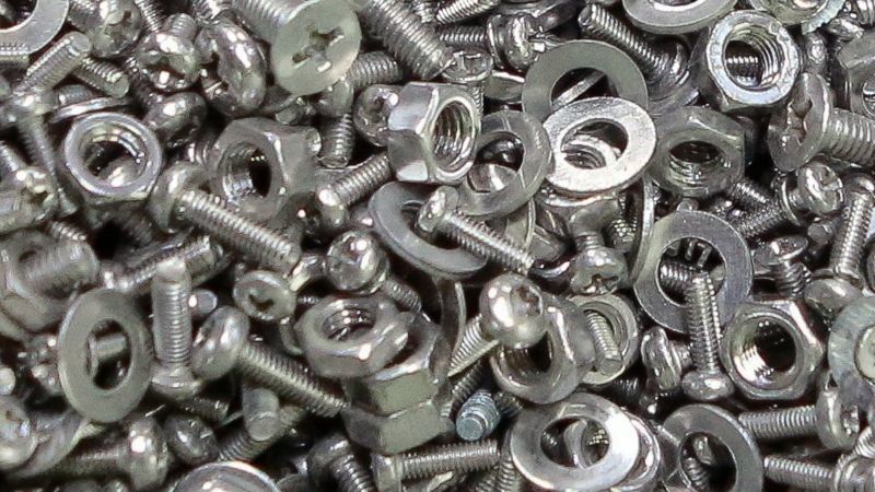 मानिसको पेटबाट एक किलोभन्दा बढी काँटी, पेच र छुरी निकालियो