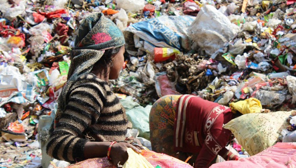 कस्तो विडम्बना ! फोहोरको डब्बामा खाना खोज्दै अफगान महिला