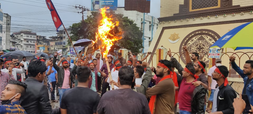 वीरगञ्ज : हिन्दूमाथि आक्रम’णको विरोध, बंगलादेशी प्रधानमन्त्रीको पुत्ला जलाइयो