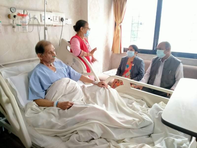 मोहन वैद्यलाई भेट्न अस्पताल पुगिन् राज्यमन्त्री यादव